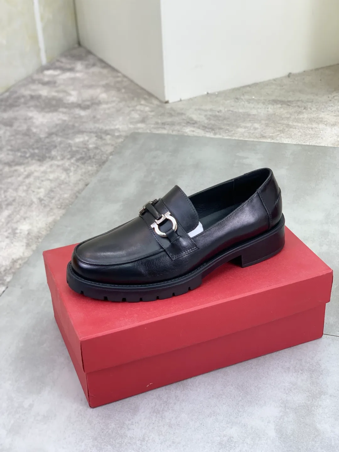Men's Men's Shoes 💰P480💰[New Style] Water-dyed Niuli 🆘[Salvatore Ferragamo] Ferragamo's latest casual business leather shoes for men! Listed simultaneously! The fabric is made of specially imported original calfskin, and the interior is made of imported water-dyed cowhide. It is absolutely luxurious and leads the fashion trend. Matching code: 38-44 (45 and 46 can be customized) Multiple colors available
